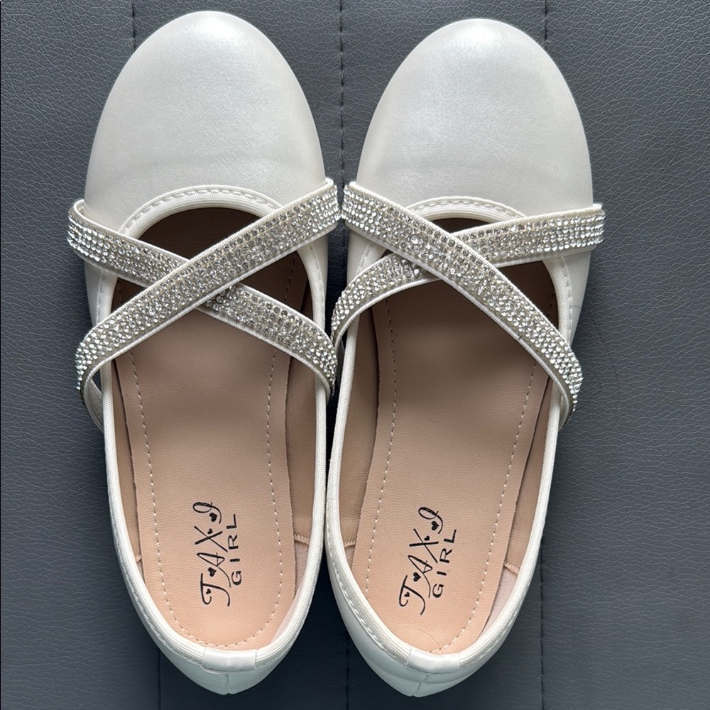 Excellent condition Girl White Dress Shoes with Rhinestone Straps comes with box